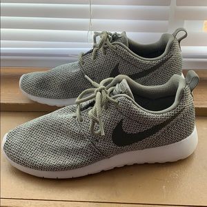 Nike roshe tennis shoes